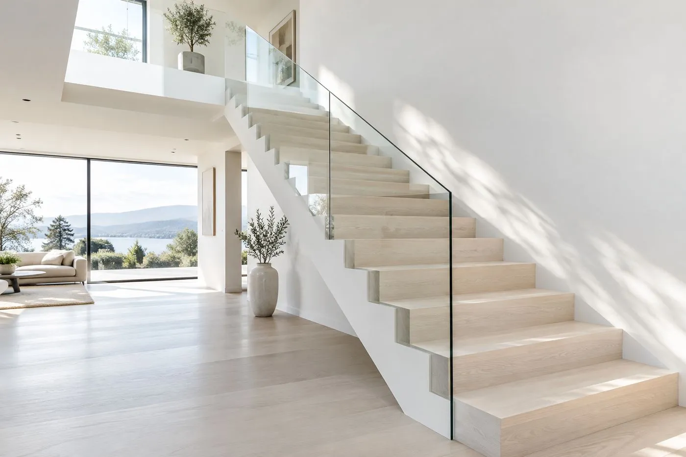 Escalier moderne en frêne clair avec garde-corps en verre